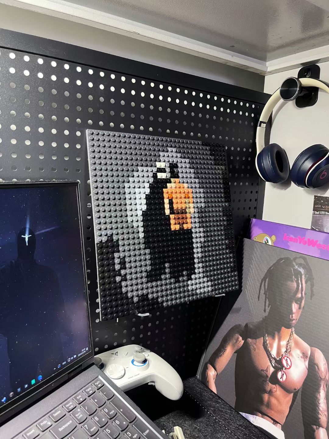 Kanye West《Vultures1》Brick Album Cover