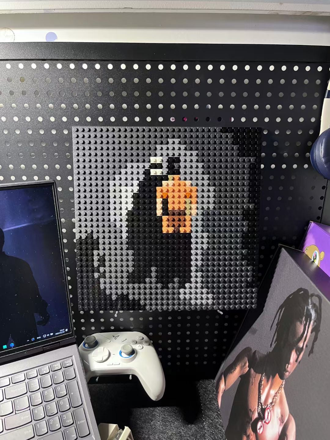 Kanye West《Vultures1》Brick Album Cover