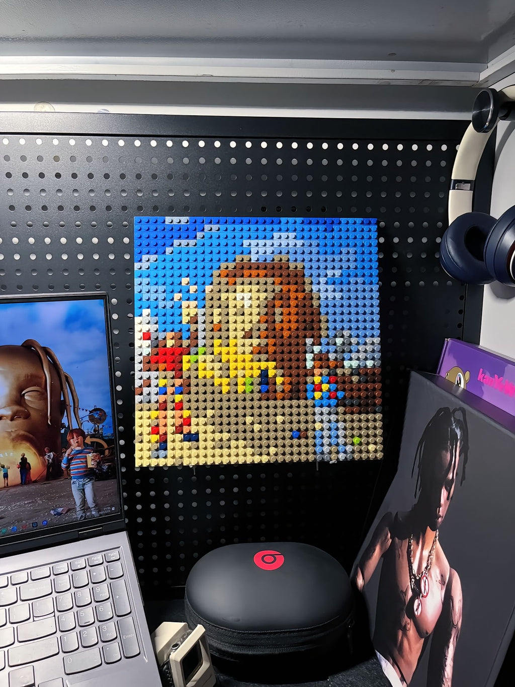 Travis Scott《ASTROWORLD》Brick Album Cover